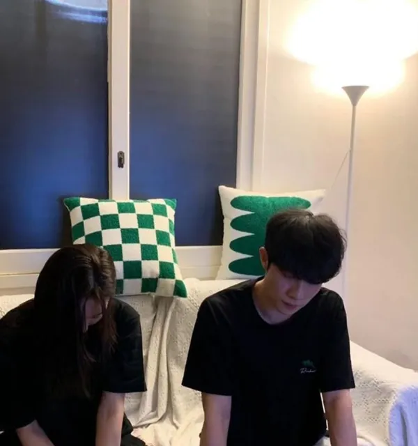 朴竣輝（右）疑似被未婚妻抓包，遭上傳與禹真英的低頭認錯照。翻攝朴竣輝IG