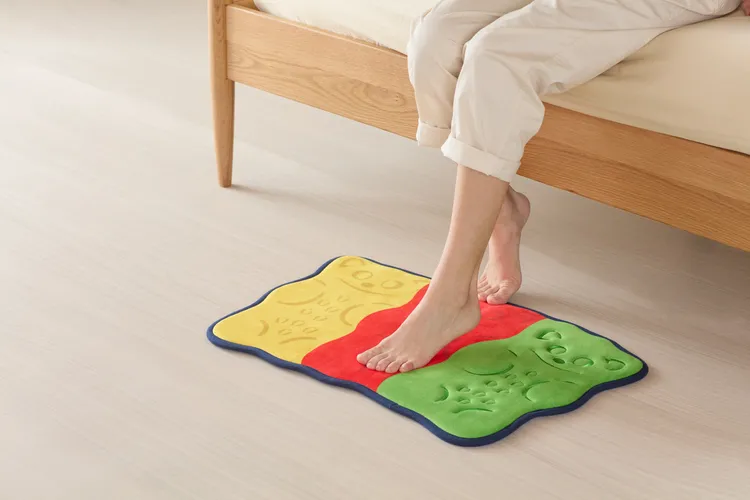 使用柔軟記憶棉材質，Q 彈小熊圖案踩下去就像進入糖果的世界。業者提供