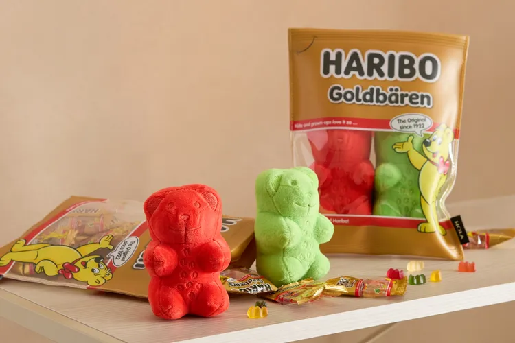 此次也有推出小熊軟糖袋迷你吊飾，一比一還原糖果包裝，一組兩入。業者提供