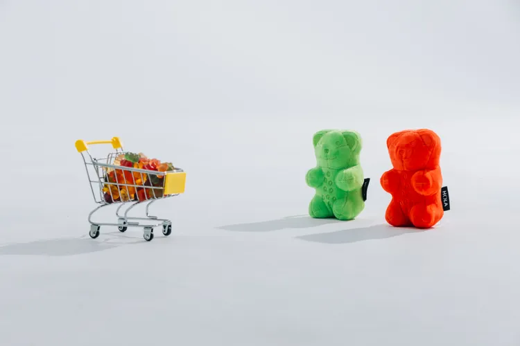 HOLA X HARIBO推出超萌糖果系聯名，讓經典小熊軟糖躍出糖果包裝走進家中，一共推出9款聯名商品，全台20間門市及官網限量販售。業者提供