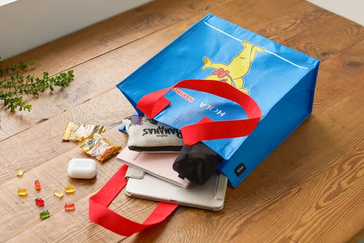 即日起至6/4止，單筆任銷滿$599元，就可以獲得一只經典金熊（Goldbears）環保購物袋，把快樂通通帶回家。業者提供