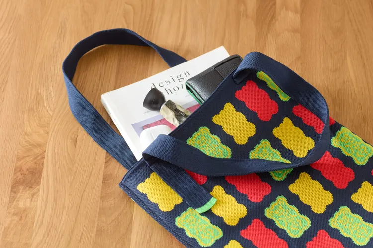 復古針織材質融合 HARIBO 圖案，容量恰到好處，無論是日常出門、購物或隨身攜帶，都能輕鬆搭配。業者提供