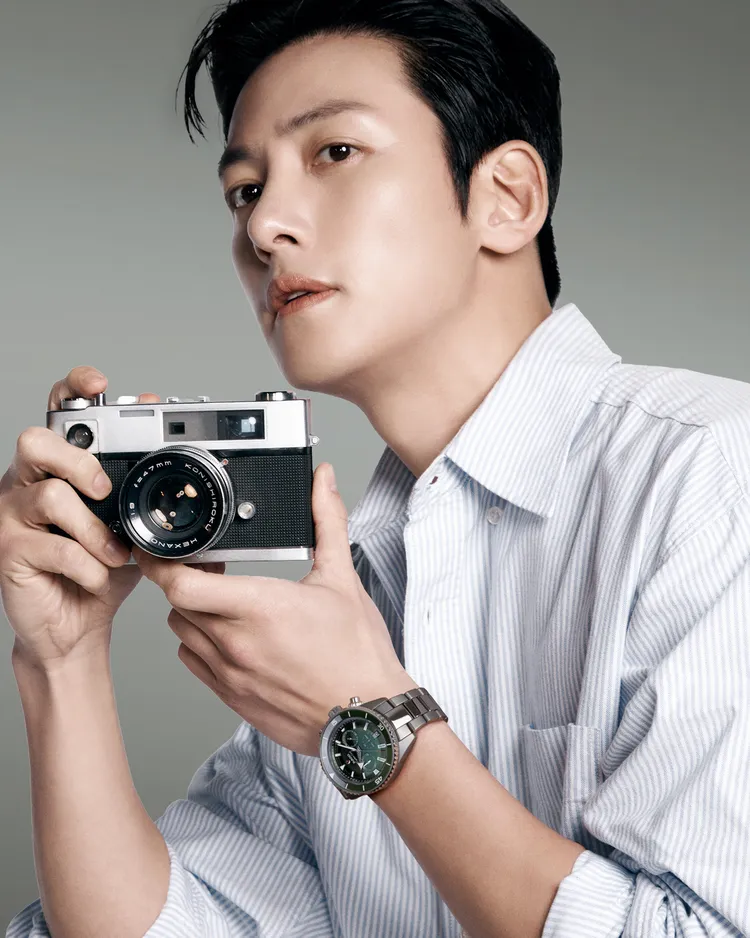 池昌旭配戴電漿灰與墨綠色配色款的Rado Captain Cook庫克船長高科技陶瓷計時腕錶。品牌提供