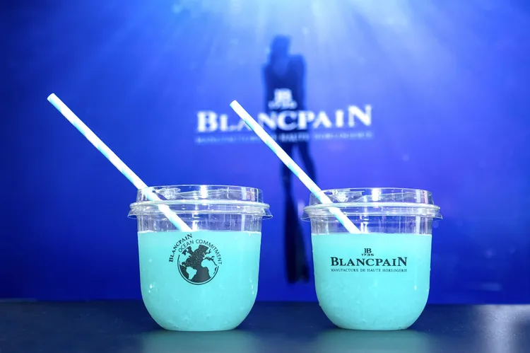 凡生成專屬《Lettres du Brassus》封面，即享Blancpain限量「Fifty Fathoms Fizz 潛藍氣泡飲」一杯。氣泡輕盈，藍柑橘與荔枝香氣交織，層層堆疊出夏日深海清涼感。品牌提供