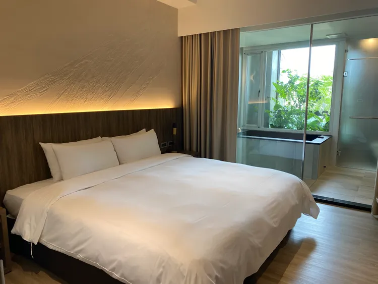 冠翔泉旅規劃每間房都有植栽牆的設計，可邊泡湯邊欣賞綠意。莊偉祺攝