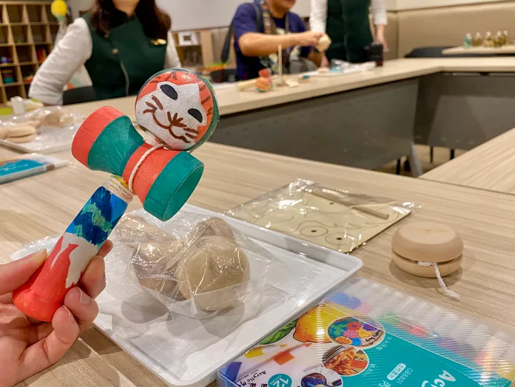 「古早味玩具DIY」體驗，可親手彩繪日式劍玉、木製溜溜球等。莊偉祺攝