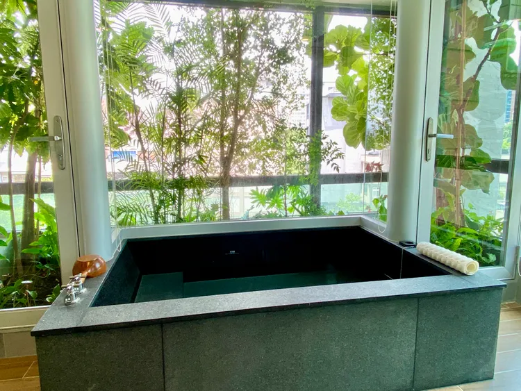 「樂境」房型浴室內的湯池可欣賞整面植栽牆景觀。莊偉祺攝