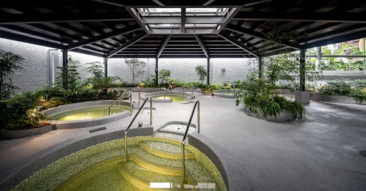 戶外SPA區的五行湯等設施，期間專案可使用至退房當日的晚間6點。冠翔泉旅提供