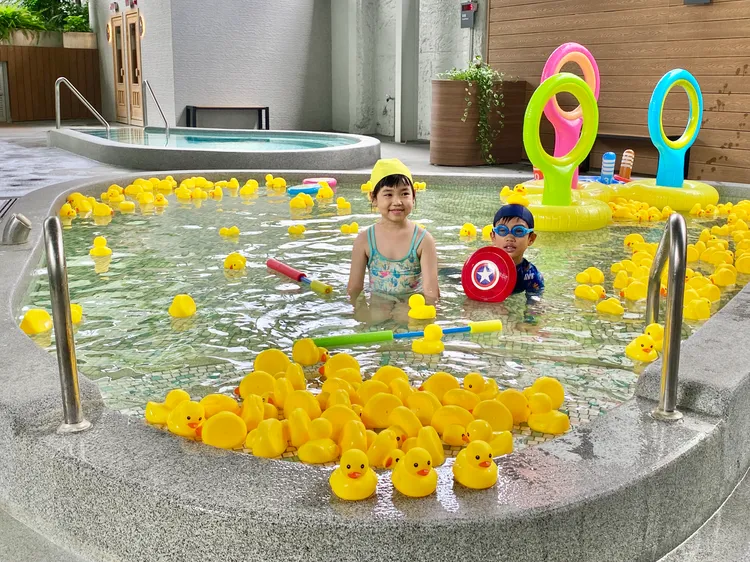 「水花四濺．夏日狂歡」親子打水仗活動，可在放滿黃色小鴨的戲水池玩水槍等玩具。莊偉祺攝