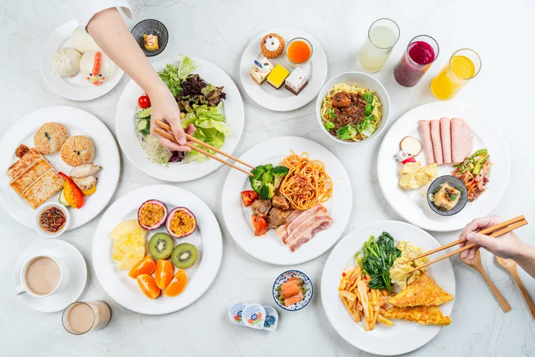 入住館內所附吃到飽早餐，從早上7點一路提供至下午1點半。冠翔泉旅提供