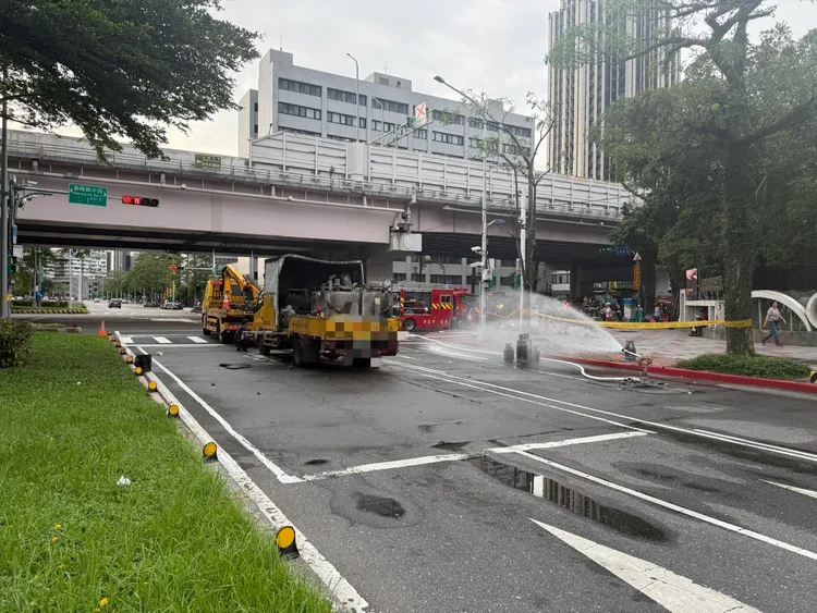 北市消防隊射水滅火，20分鐘內撲滅火勢，未釀成大禍。翻攝畫面