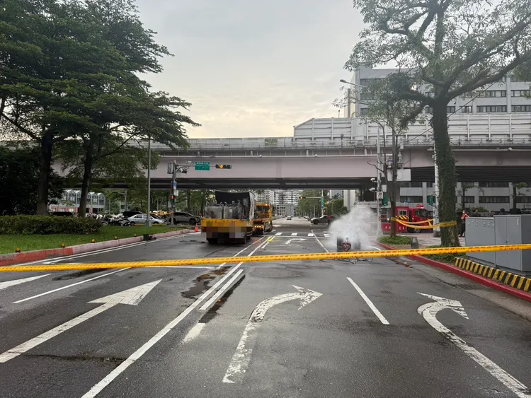 大安警方協助封閉辛亥路3段157巷往西平面車道，並引導其他用路人通行辛亥路車行地下道穿越基隆路。翻攝畫面