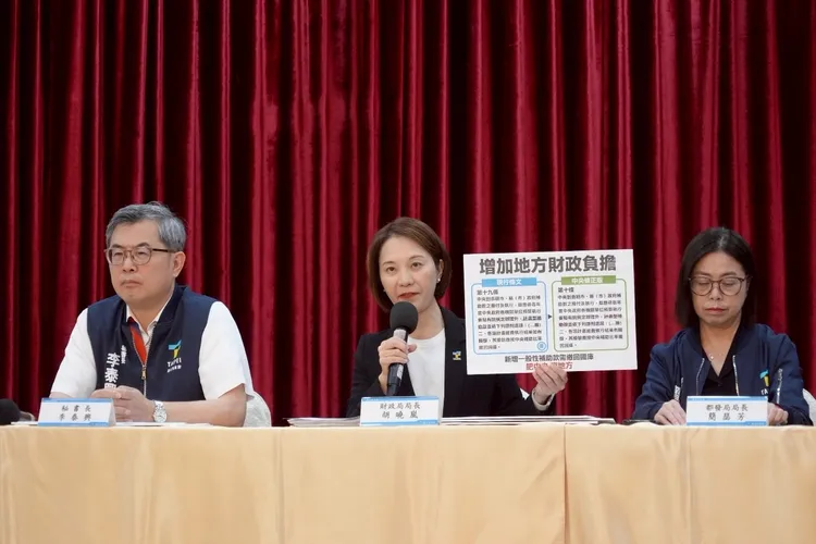 台北市政府秘書長李泰興（左）、台北市財政局長胡曉嵐（中），以及台北市都發局長簡瑟芳（右）。北市府提供