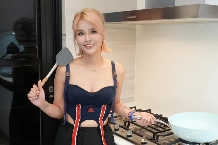 丟丟妹廚藝了得，在家常下廚。彭欣偉攝