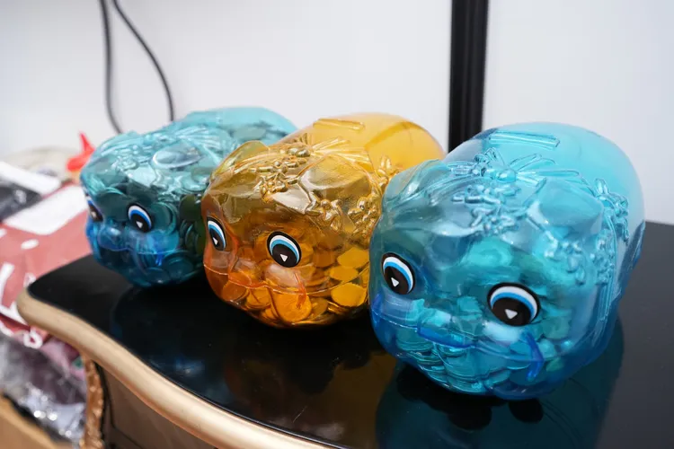 丟丟妹會把零錢丢入撲滿，現已集滿3個撲滿。彭欣偉攝