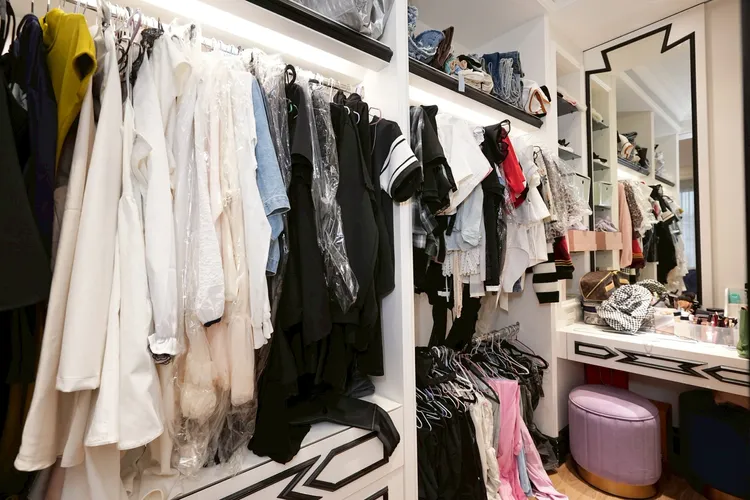 衣物間塞滿各類衣服，丟丟妹前陣子才清掉3千多件二手衣。彭欣偉攝