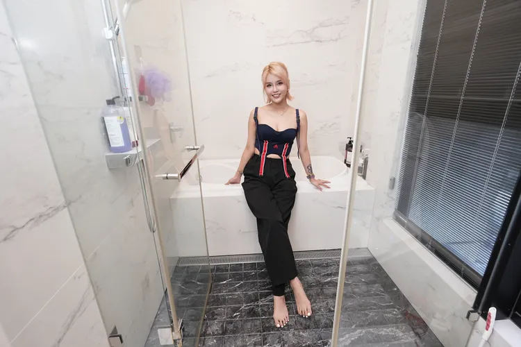 浴室空間很小，是丟丟妹和男友洗鴛鴦浴之處。彭欣偉攝