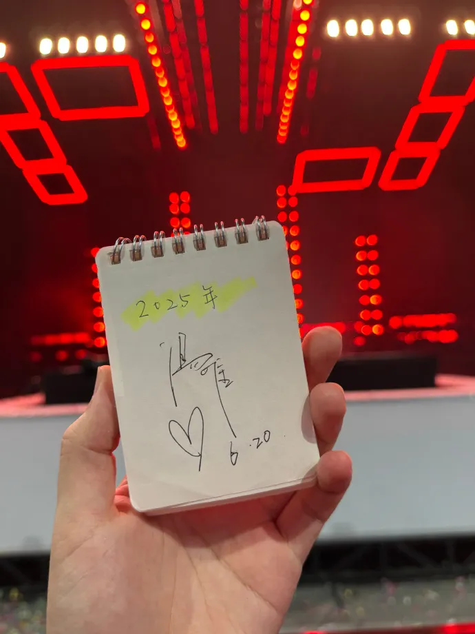 湯唯幫坐她旁邊的王力宏歌迷簽名。翻攝小紅書