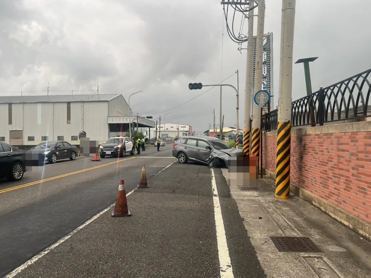 汽車隨後又衝向對向車道才停下，造成吳姓駕駛胸口擦挫傷。翻攝畫面