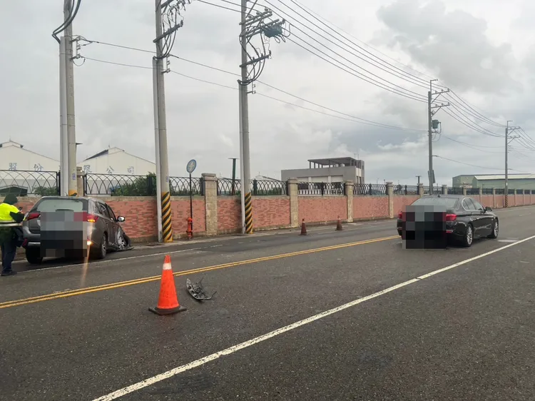 汽車隨後又衝向對向車道才停下，造成吳姓駕駛胸口擦挫傷。翻攝畫面