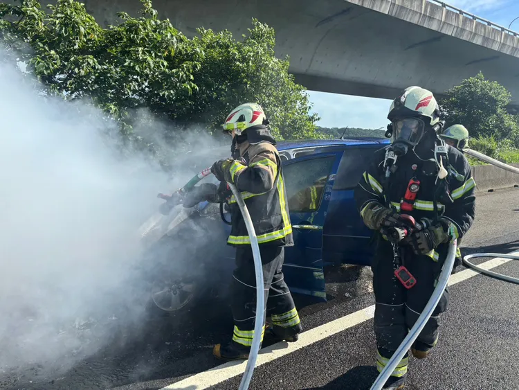 警消灌救。桃園市消防局提供