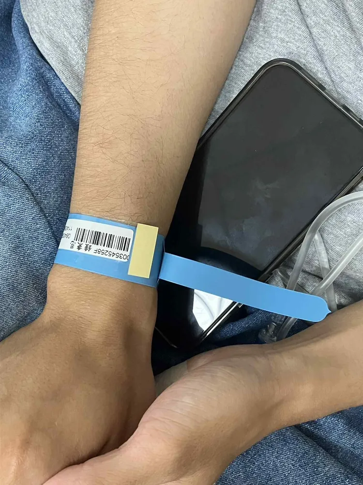 吉他手秉恩凌晨三點急診報到。福茂唱片提供