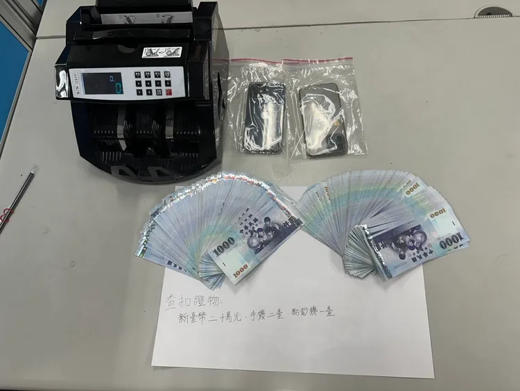警方查扣車手身上手機2支、點鈔機1台、新台幣20萬元贓款。翻攝畫面