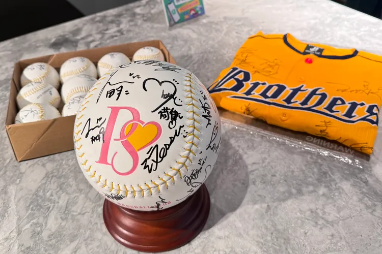 VIP席球迷還有機會獲得球星簽名紀念紀念品與啦啦隊簽名大球。業者提供