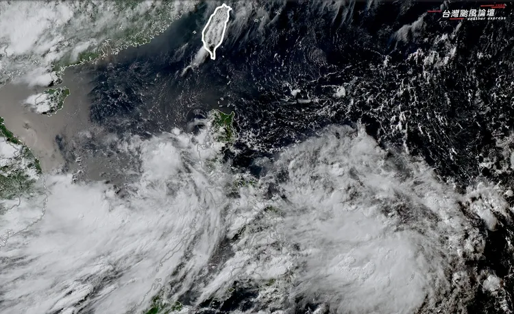 南方大低壓帶接下來將逐步整合成單一系統。翻攝《台灣颱風論壇｜天氣特急》臉書