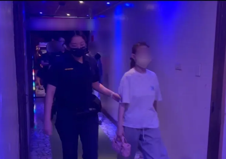 警方持搜索票入內搜索，現場查獲男客與女服務生，全數帶回調查。翻攝畫面