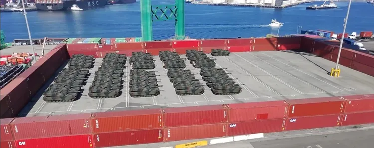 根據Threads流傳一段影片，疑似我向美軍購的Ｍ1A2T戰車被運至美國某處碼頭準備上船。（圖/取自Threads@kencheng122675）