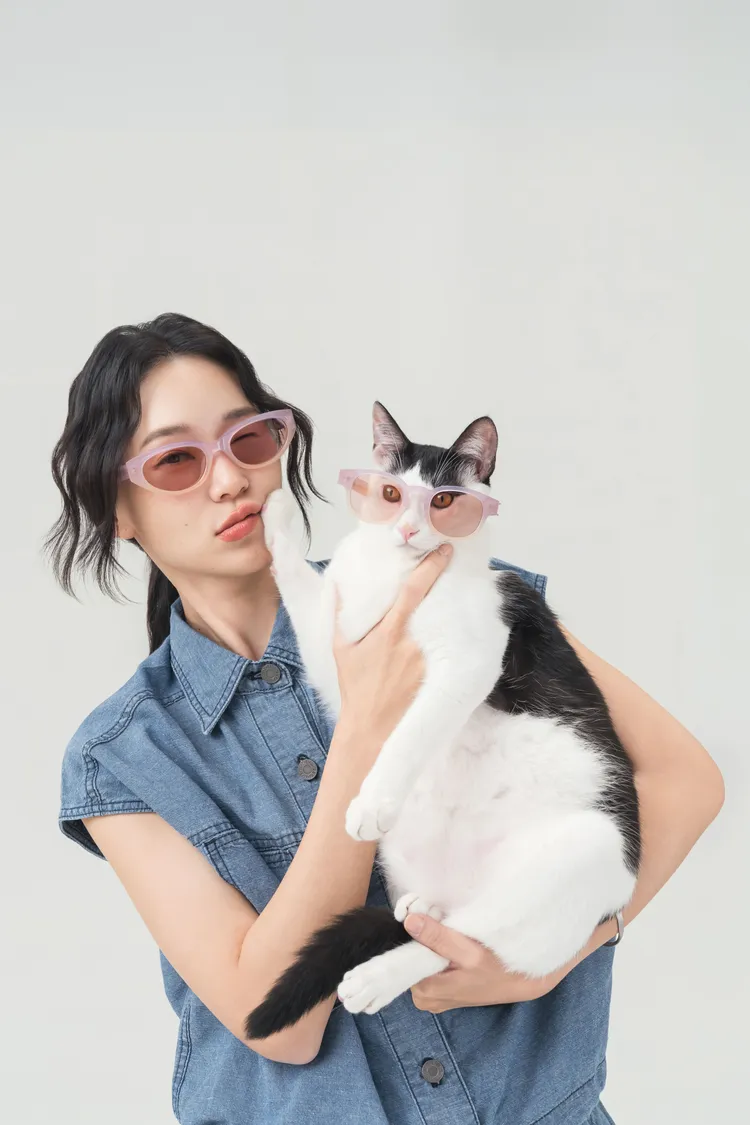 鍾瑶與貓咪同步配戴CHARLES & KEITH Bijou膠框墨鏡。品牌提供