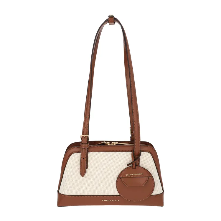 CHARLES & KEITH Enola帆布拼接托特包，2790元。品牌提供