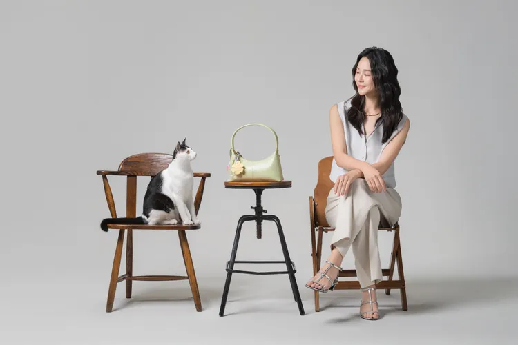 鍾瑶與貓咪的互動相當溫馨。品牌提供