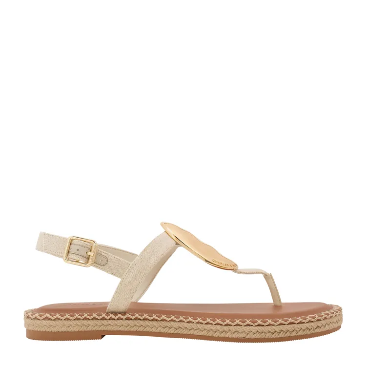 CHARLES & KEITH金屬片夾腳涼鞋，2190元。品牌提供