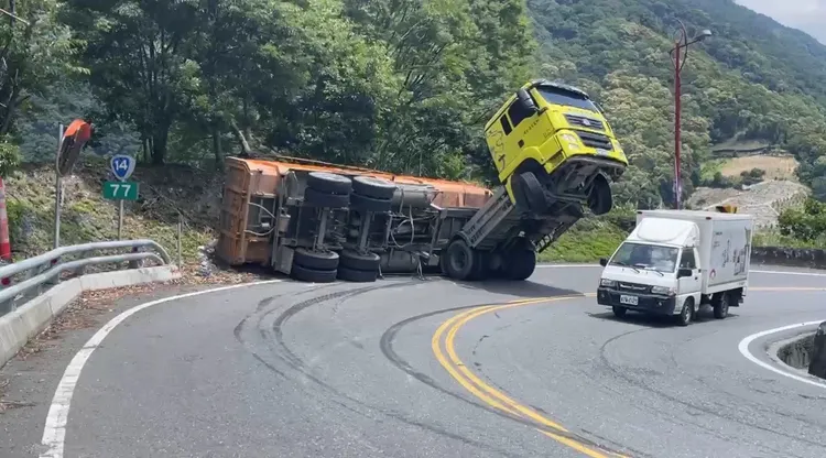 砂石車司機沒有酒駕，人也沒受傷，所幸未波及其他人車。翻攝照片