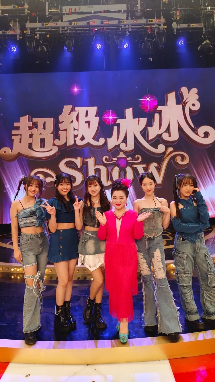 白冰冰（左四）很照顧「Give me five少女隊」成員張羽靚（左起）、張思媛、張家瑜、黃宥臻、許芷芸。長興影視提供