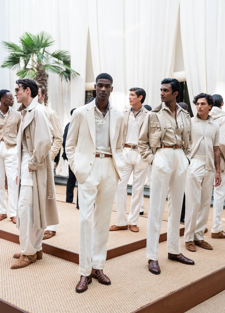 白天以略帶休閒感的針織單品搭配大地色系與寬鬆剪裁，勾勒出內斂舒適風格。品牌提供