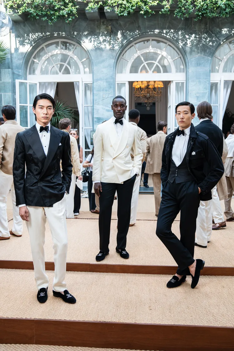 夜晚的經典正裝以黑色與中性色系為主軸。品牌提供