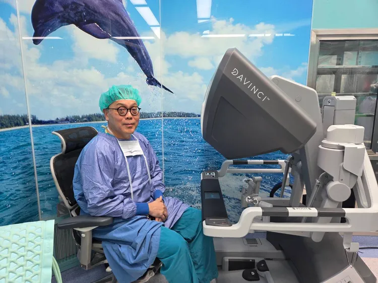 劉錦成主任表示，子宮內膜癌以達文西機械手臂輔助手術進行，對於高齡患者更安全且預後效果佳。童醫院提供