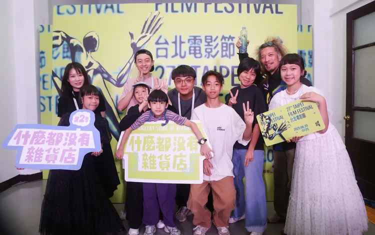 第二季演員斯拉（第一排左起）、鄒暟澐、謝以樂、總導演李權洋、演員王聖豪、導演黃丹琪、演員胖球、導演戴薇（第二排左起）、林亞佑、演員朱頭皮。小公視提供