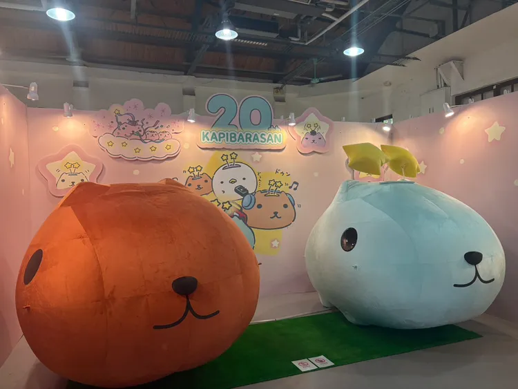 日本療癒系「水豚君」與新角色「閃閃君」可愛登場。業者提供