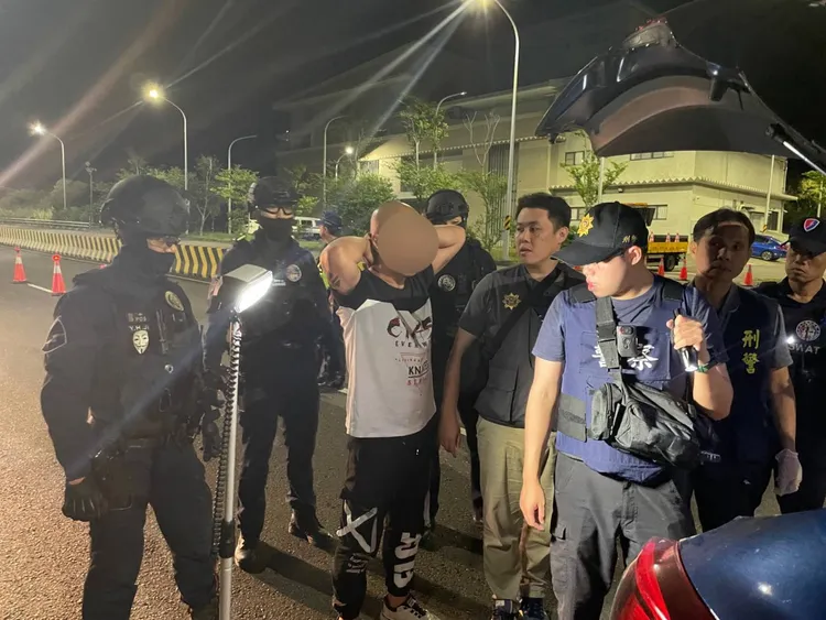 警方深夜埋伏在隧道前攔查逮捕2名毒販。警方提供