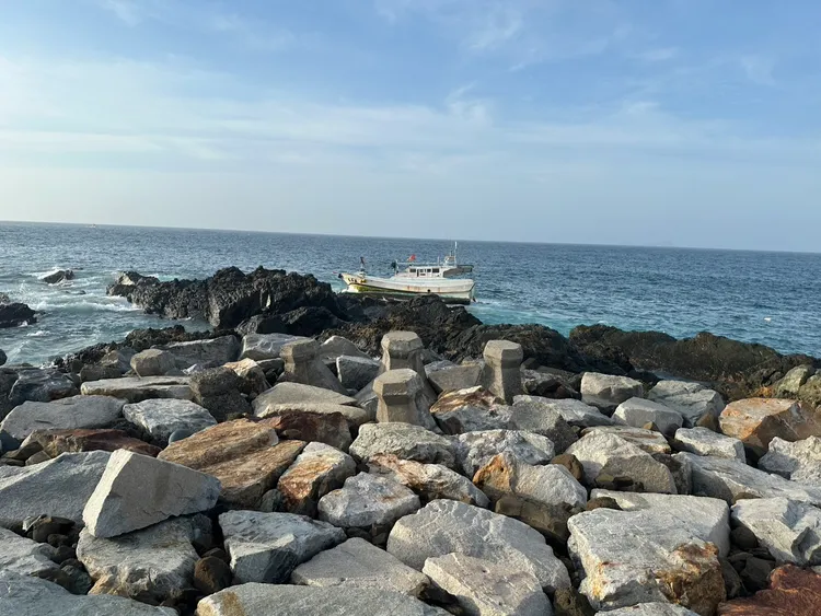 漁船被發現觸礁擱淺。讀者提供