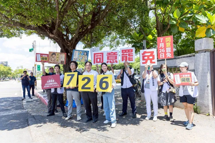 黃偉哲今天上午特別前往大直市場，與立委沈伯洋、市議員林亮君讚聲罷團。翻攝畫面