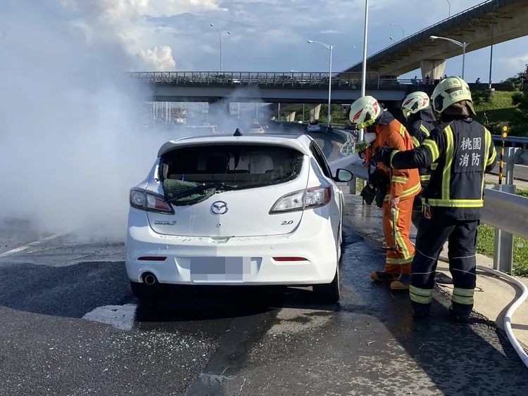 警消到場撲滅火勢。國道警方提供