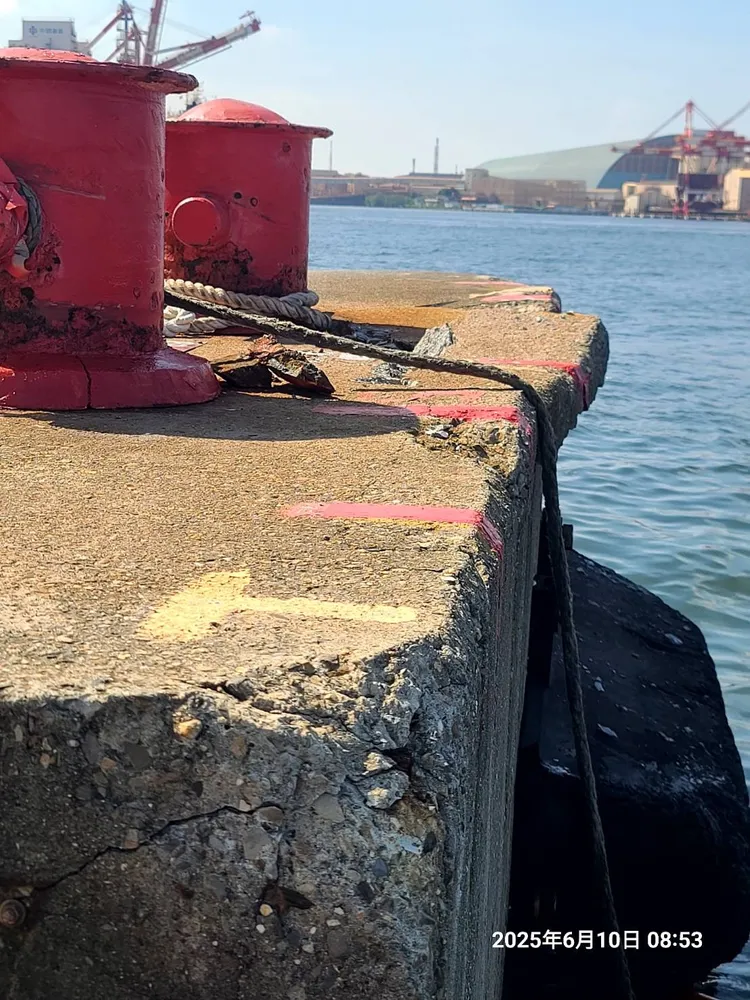 89號碼頭岸壁水泥局部受損。翻攝畫面