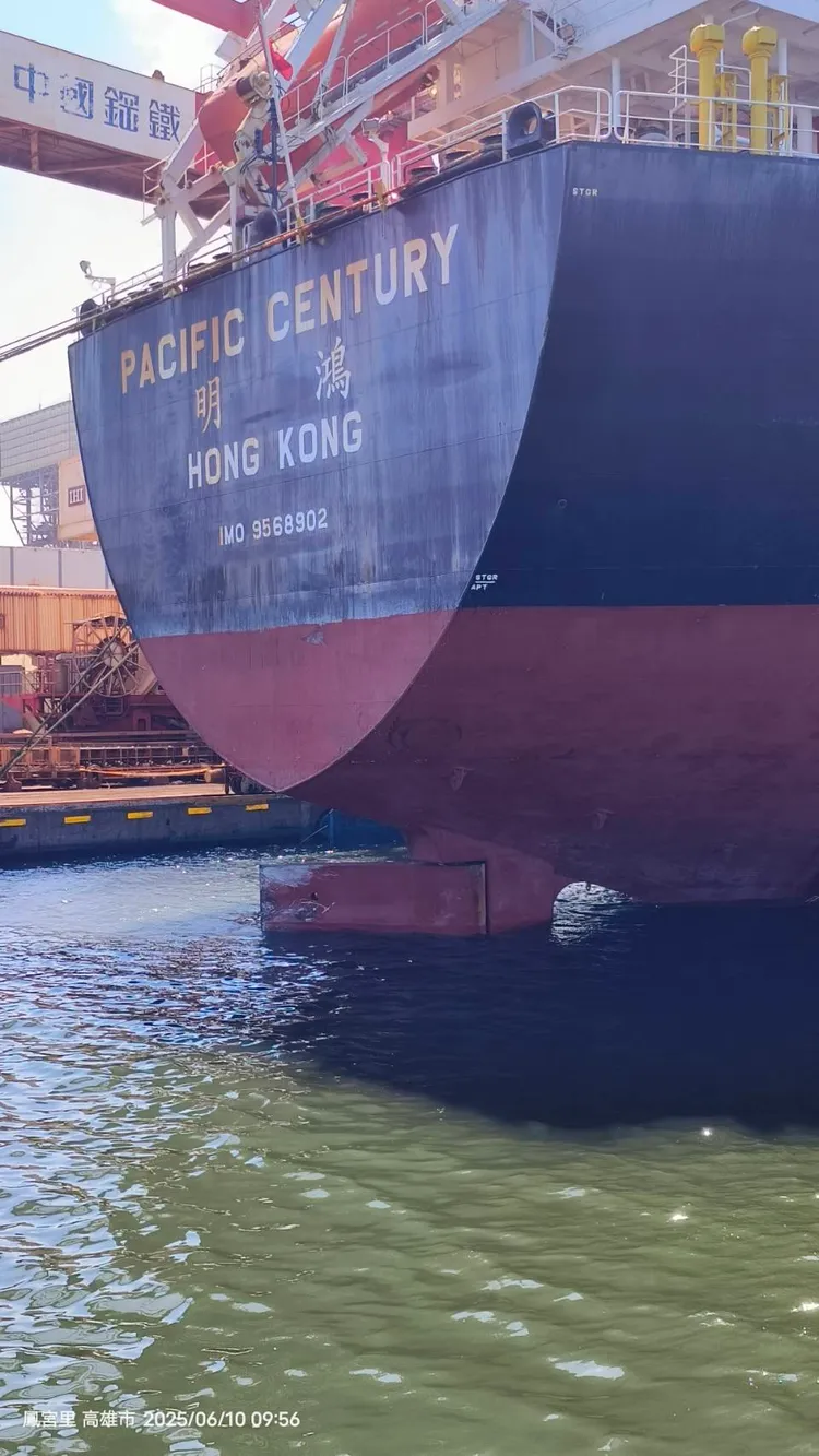 回靠98號碼頭明鴻輪船艉。翻攝畫面
