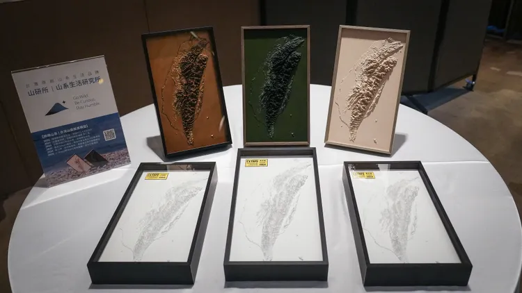 2025環法挑戰賽日月潭站各組冠軍獎牌以台灣地形為設計。觀光署提供