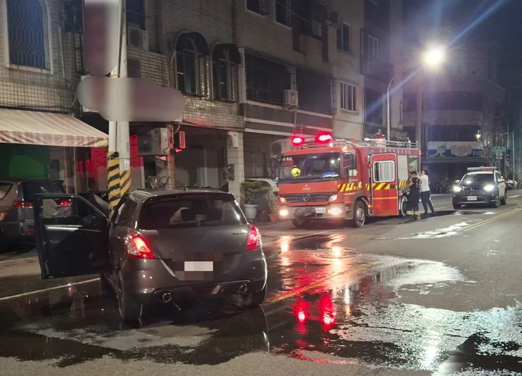 自小客自撞電線桿，車頭起火。翻攝畫面